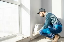 Klusjesman-is-druk-aan-het-werk